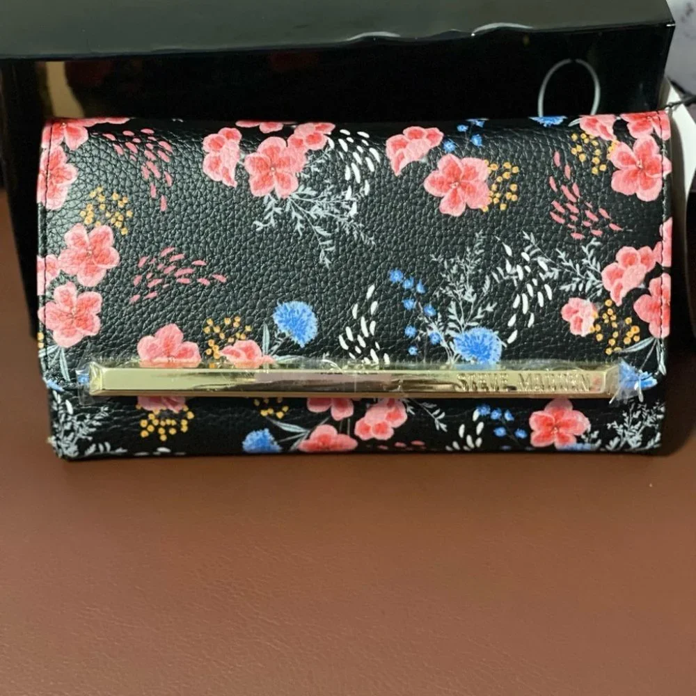 STEVE MADDEN LOGO BAR TRIFOLD WALLET IN GIFT BOX - Picture 4 of 16